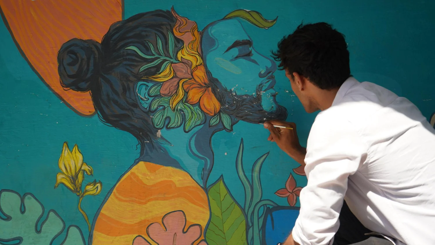 Hombre pintando mural